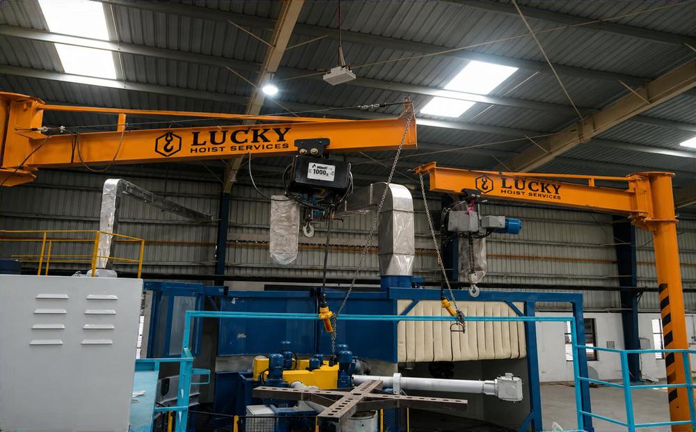 Pillar jib cranes