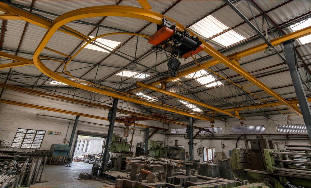 Curved monorail crane with electric hoist